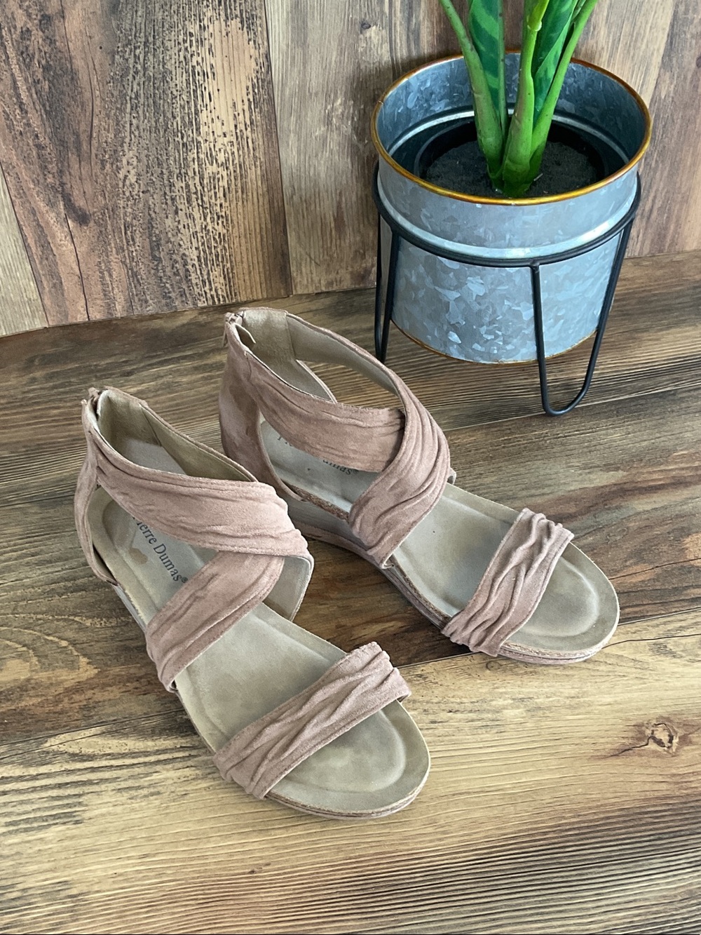 Pierre Dumas Blush Suede Crisscross Wedge Sandals 10      926E